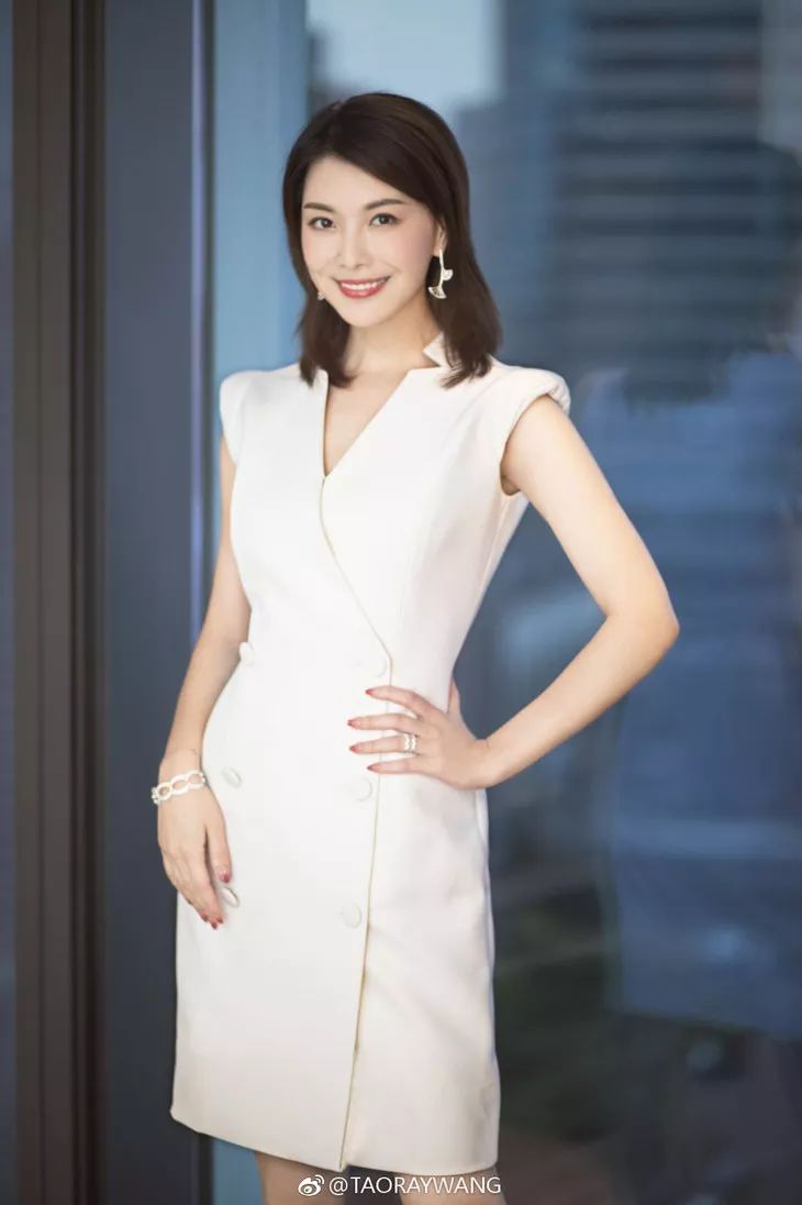 慄坤身著taoray wang