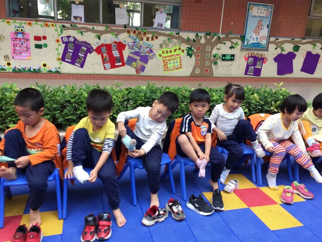 東昇鎮中心幼兒園舉行我行我能我會小班幼兒自理能力比賽