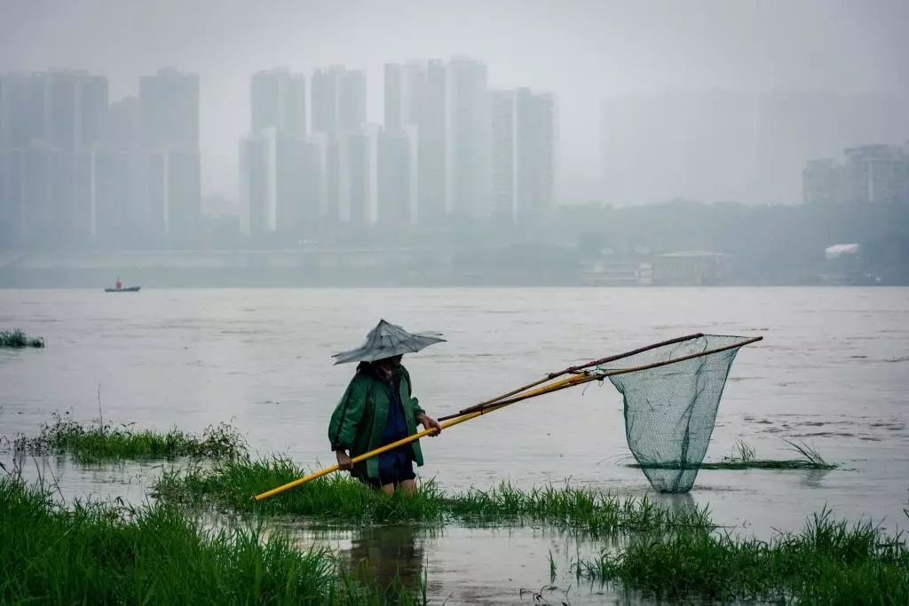 斜风细雨不须归!绿蓑衣青箬笠或者索性雨中漫步,且听风雨!