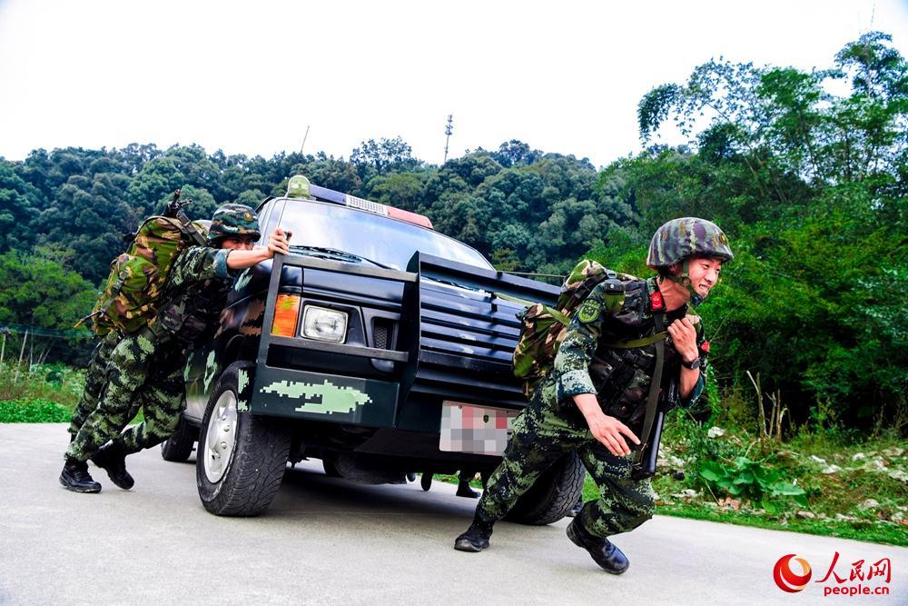 人民網廣州12月9日電 近日,武警廣東總隊機動支隊組織特戰員們開展