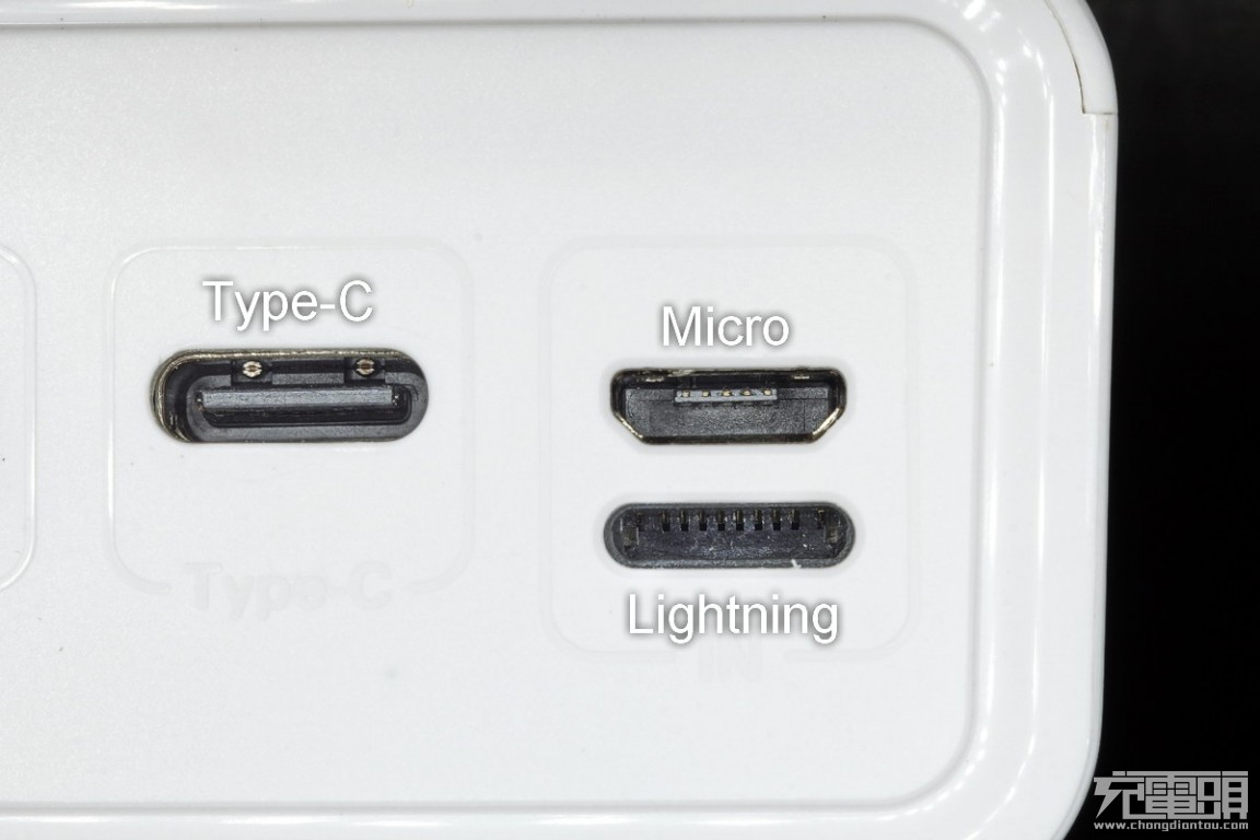 左側兩個usb-a時辰接口,右側分別是type-c,micro,lightning三個輸入