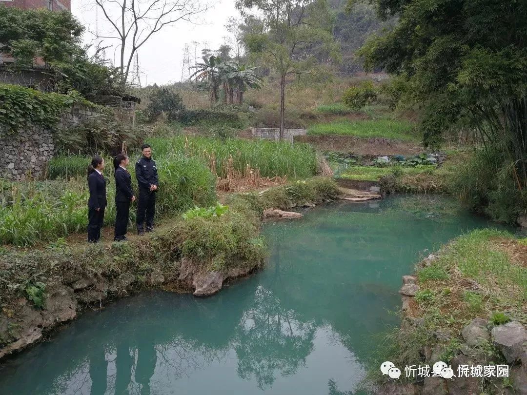 忻城檢察院幹警在古蓬鎮集中式飲用水水源地(下敢屯水源地)一級保護區