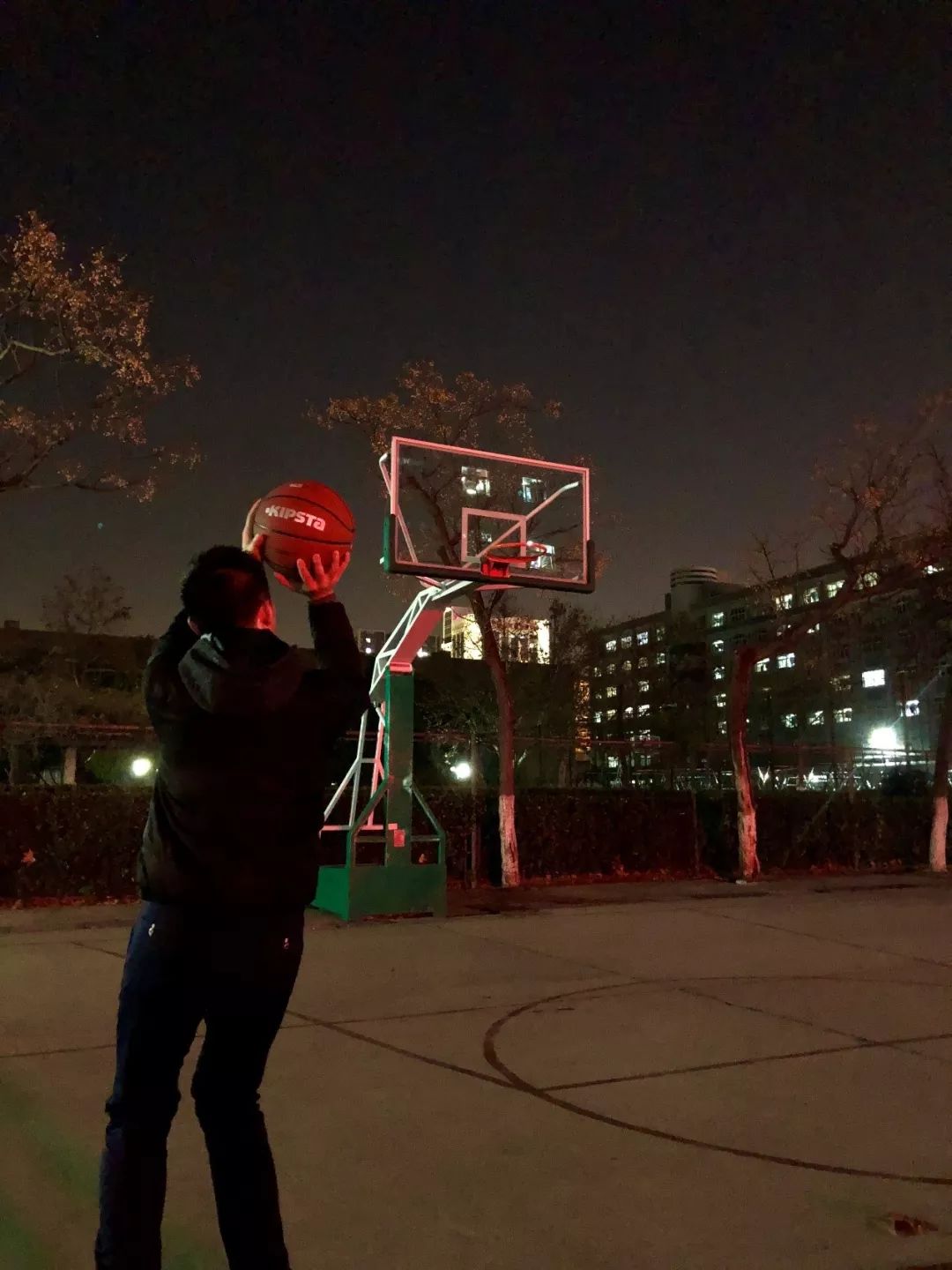 打篮球照片真实晚上图片
