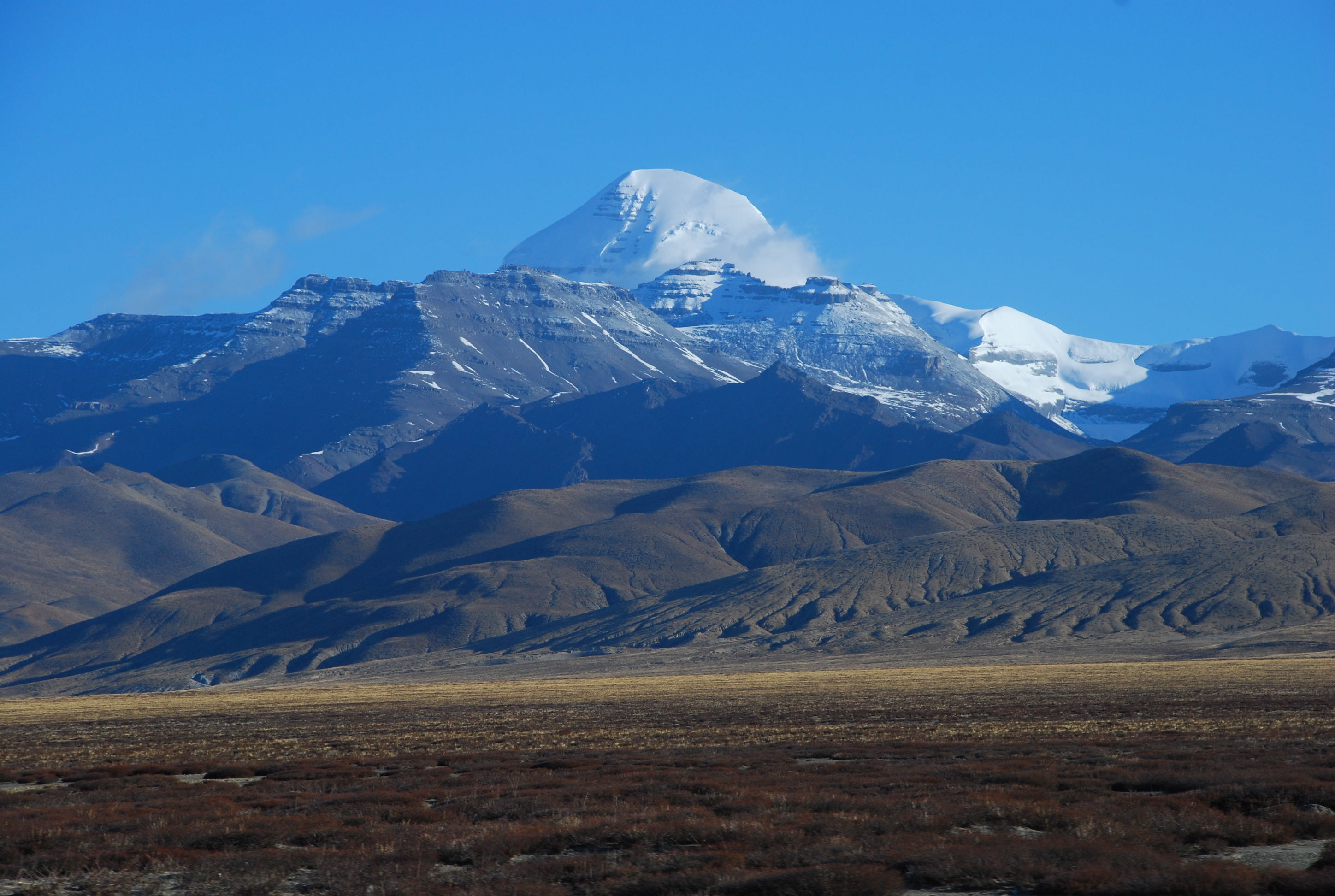 冈底斯山脉横贯在北部昆仑山脉与南部喜马拉雅山脉之间,如一条巨龙卧