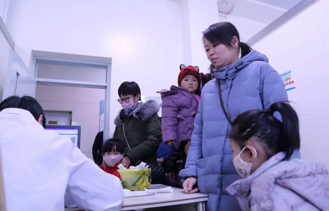 中新社 马铭言 摄12月7日,在青海省妇女儿童医院门诊排长队办理就诊