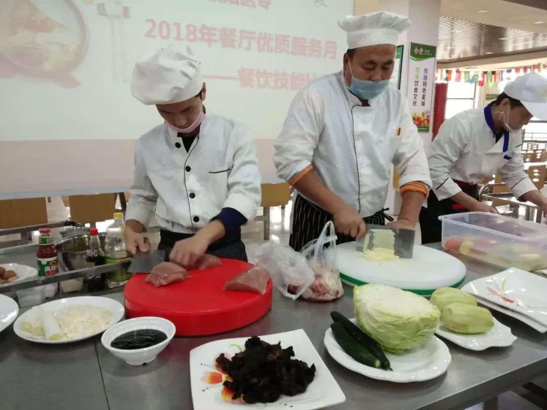 食堂饭菜香不香谁吃谁知道濮阳医专厨艺大赛请了学生当评委