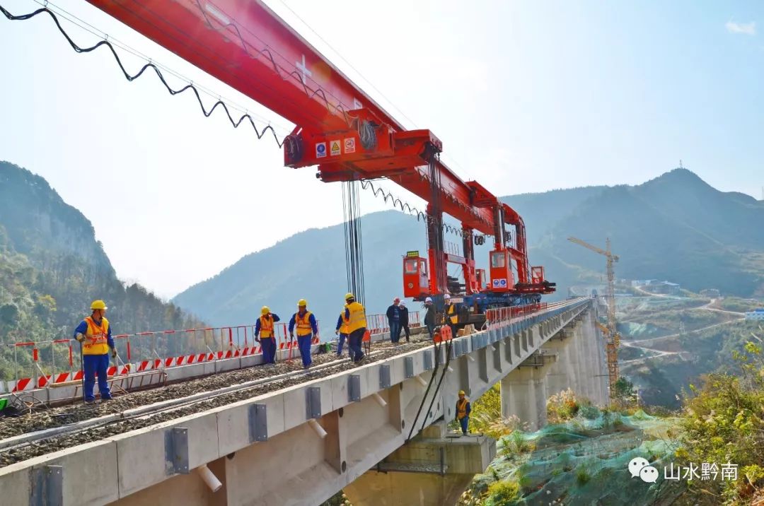 近日,由中铁二十局四公司承建的瓮(瓮安)马(马场坪)铁路,背后河特大桥