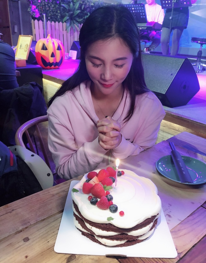 何姿28歲生日說出願望和好友一起在音樂餐廳老公女兒未現身