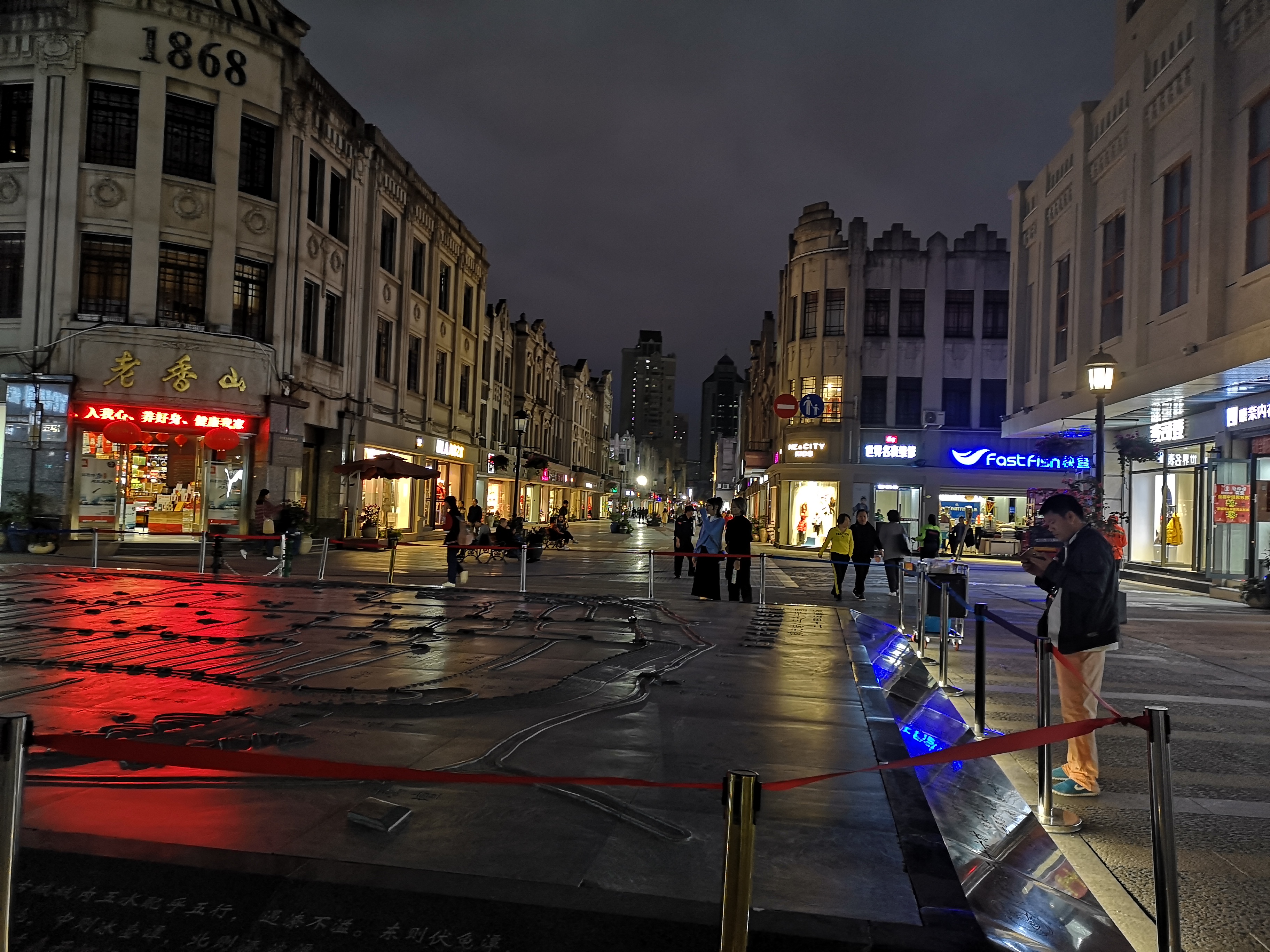 夜色中的温州五马街成了温州人新近的网红打卡地