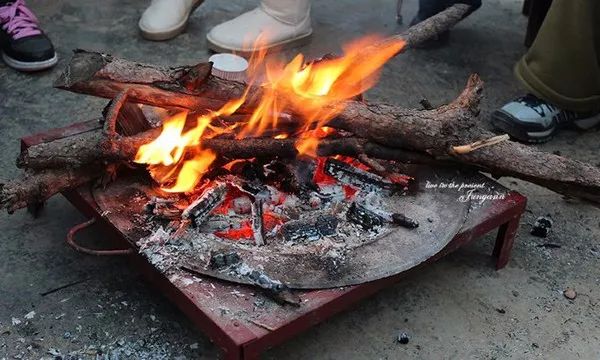 天寒地凍烤火一起來看看烤火進化史吧