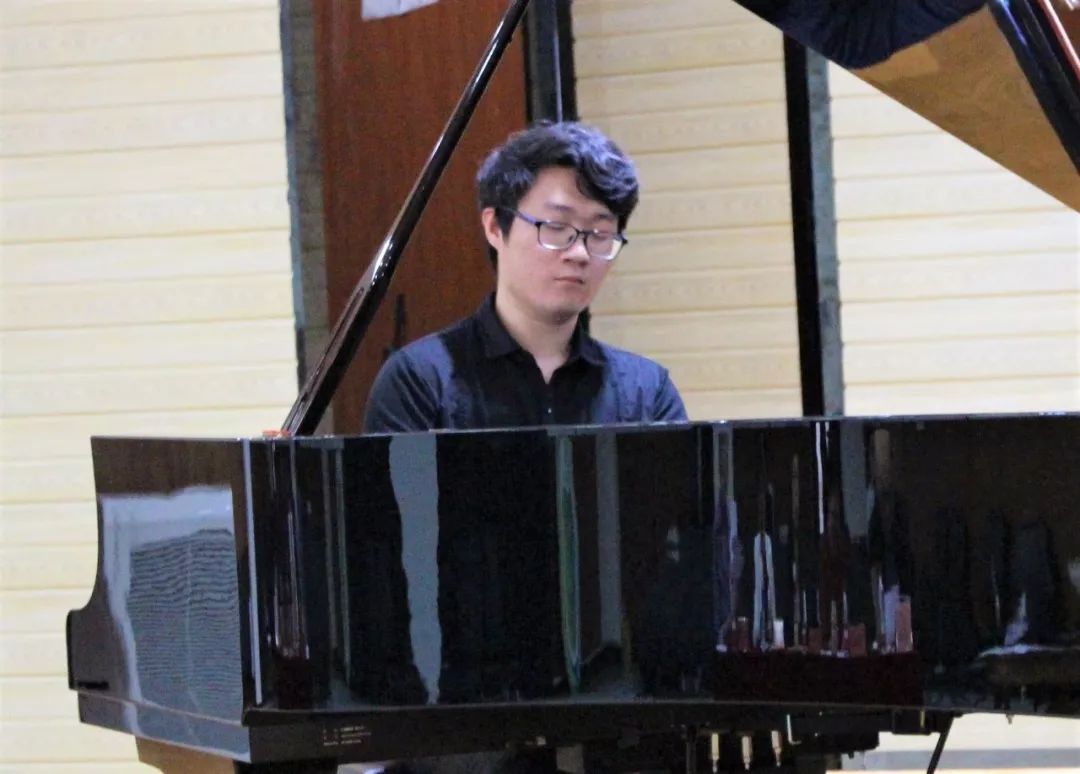 星海音乐学院钢琴老师图片