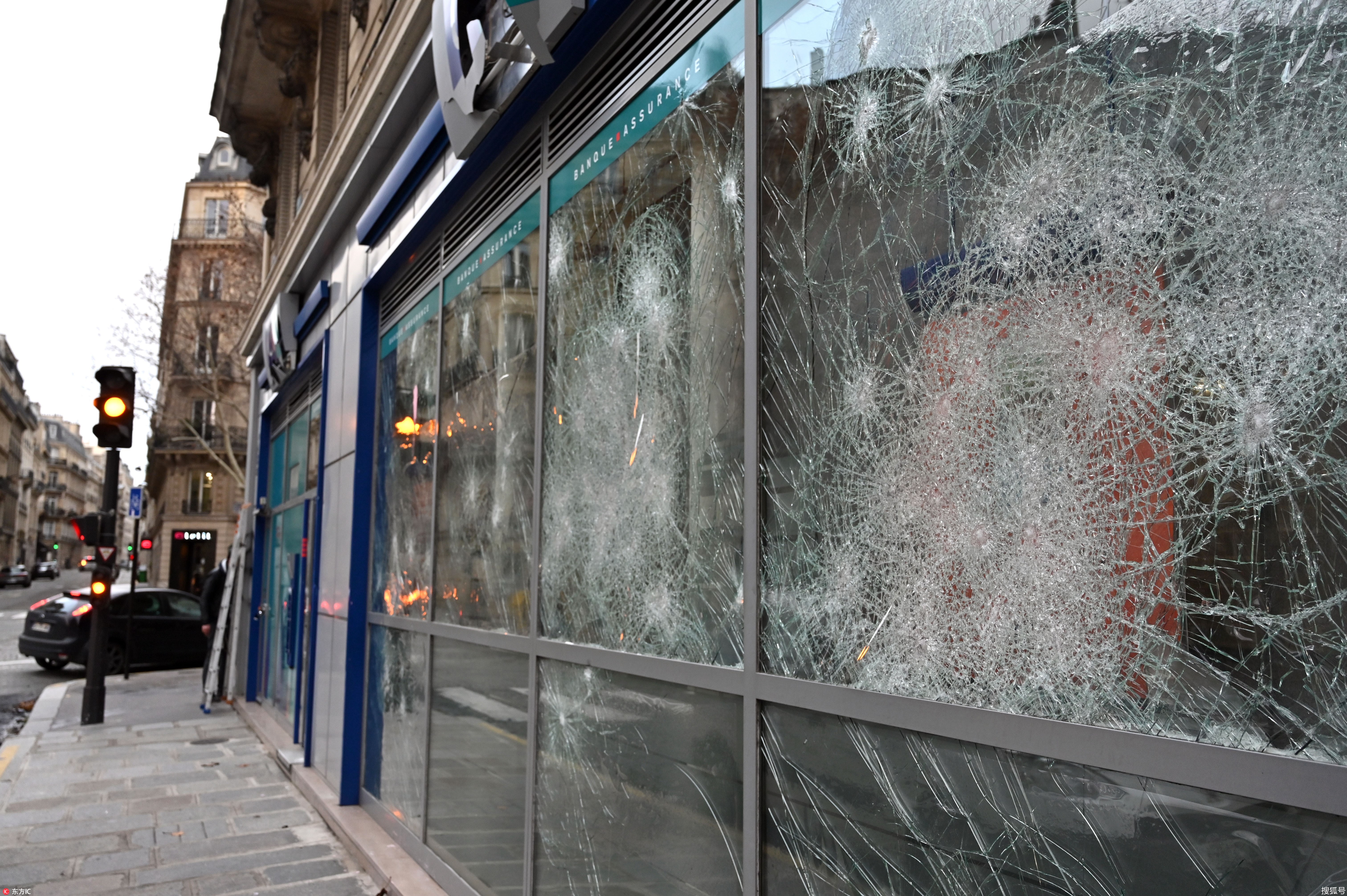 来看被法国人亲手毁掉的家园:碎玻璃满街遍地狼藉
