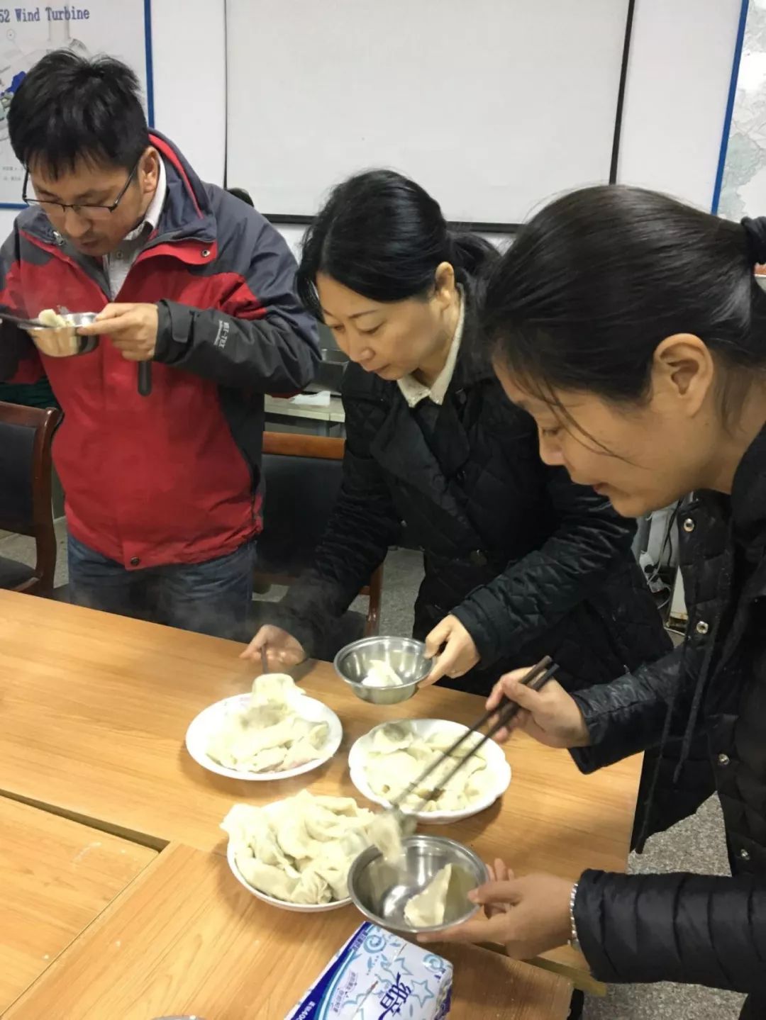 赛丽风电温馨大家庭包饺子活动