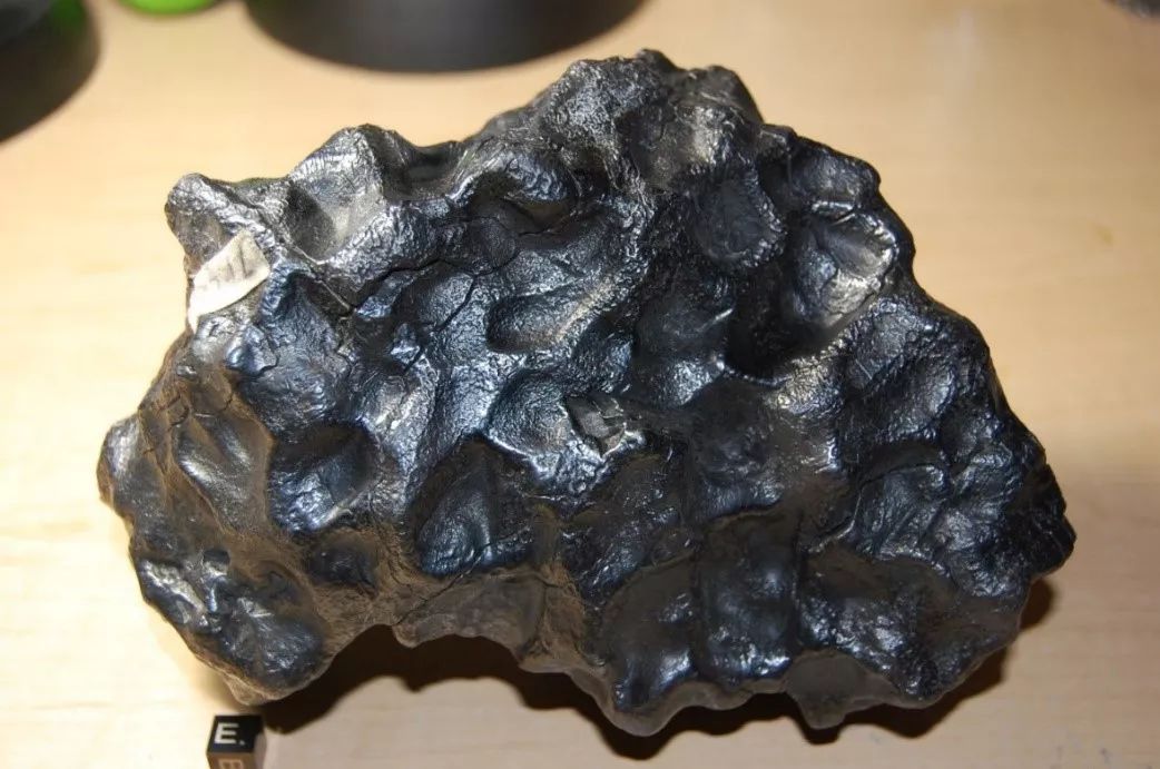 熔壳完美铁陨石▲珍稀定向石陨石二,矿物化石光彩夺目本次展会矿商