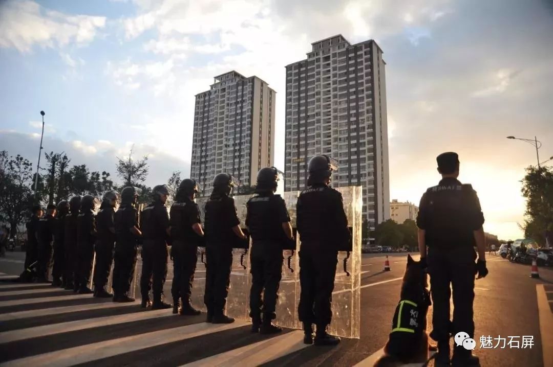 负重前行警察图片