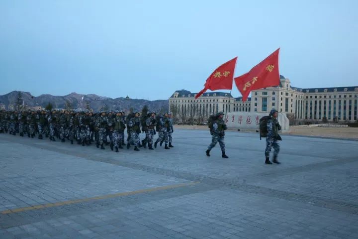 青岛新兵训练基地两个图片