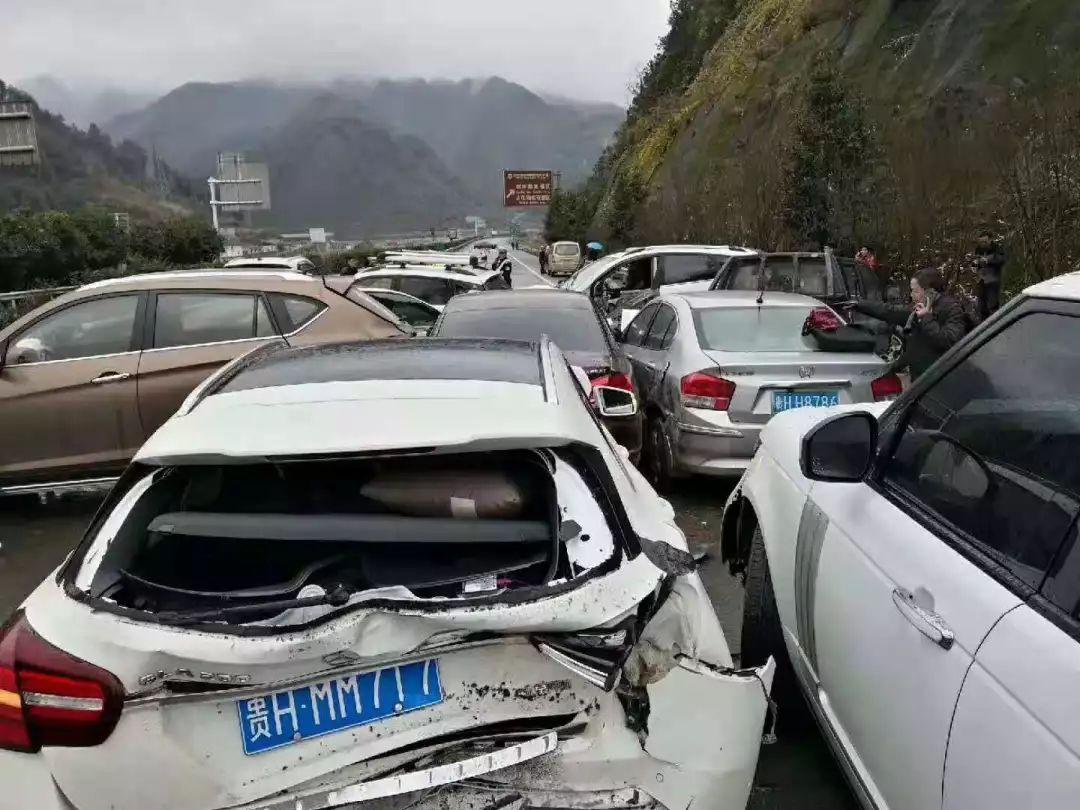 沪昆高速车祸图片