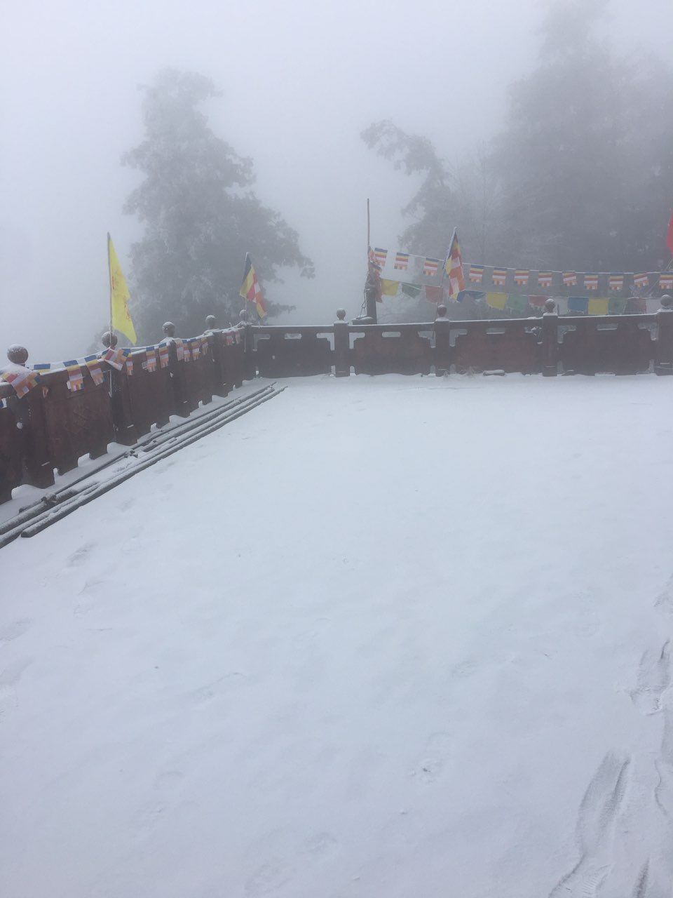 观雾山雪景图片