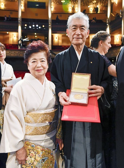 日本諾貝爾獎獲得者本庶佑身穿和服出席頒獎禮 娛樂 第7張
