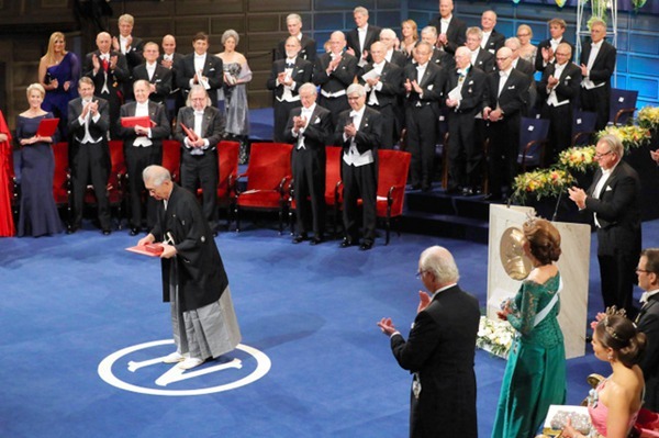 日本諾貝爾獎獲得者本庶佑身穿和服出席頒獎禮 娛樂 第1張