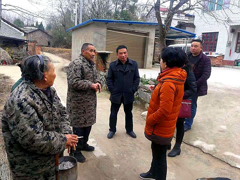 12月9日,县委书记李玲到杜皮乡於杨岗村调研精准扶贫工作.