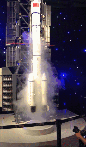 在火箭发射模拟亲自完成三级塔架分离和点火发射的操控,火箭的箭体
