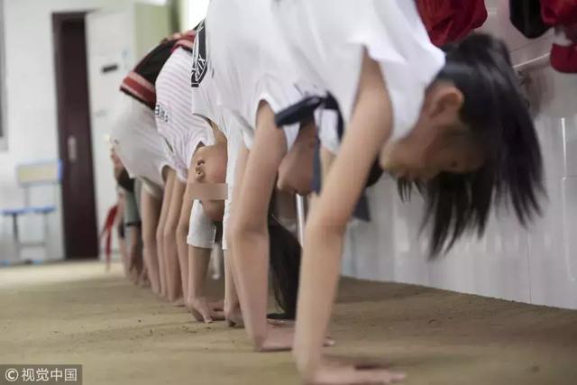 八岁女孩舞蹈课练舞致瘫,小孩的身体软但也更脆弱