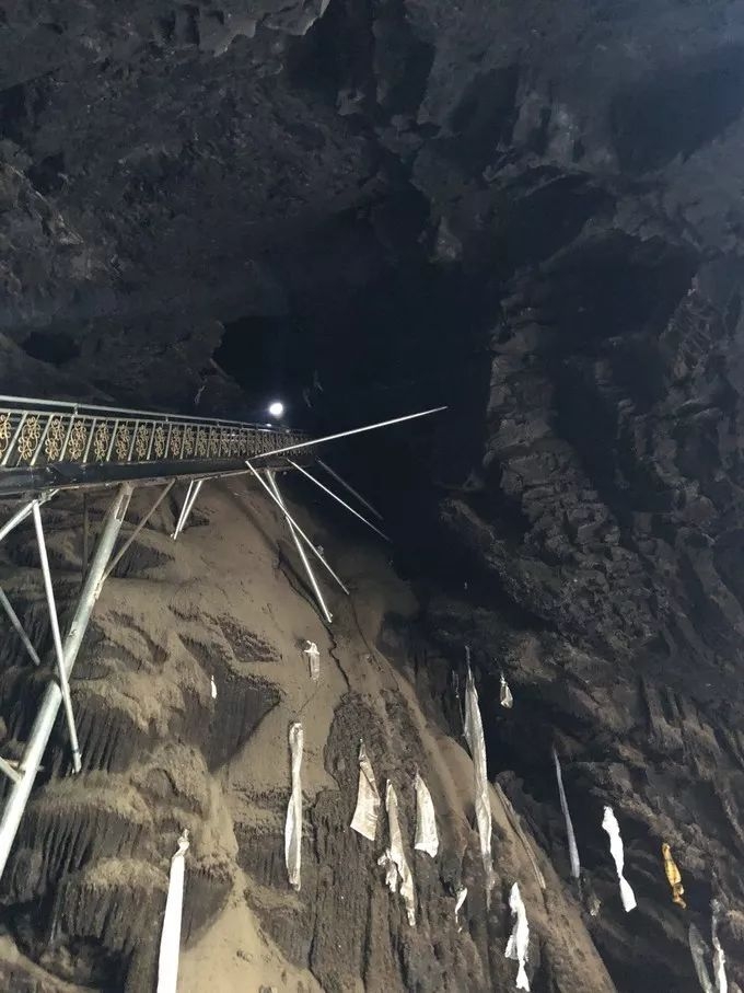 探秘西藏山南扎央宗溶洞:天然溶洞,入洞必须攀援10米高的木梯