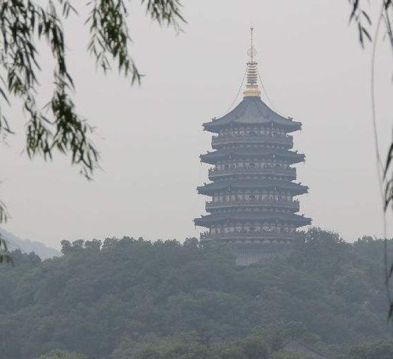 雷峰塔下真的压了白蛇雷峰塔倒了以后发现了很多蛇