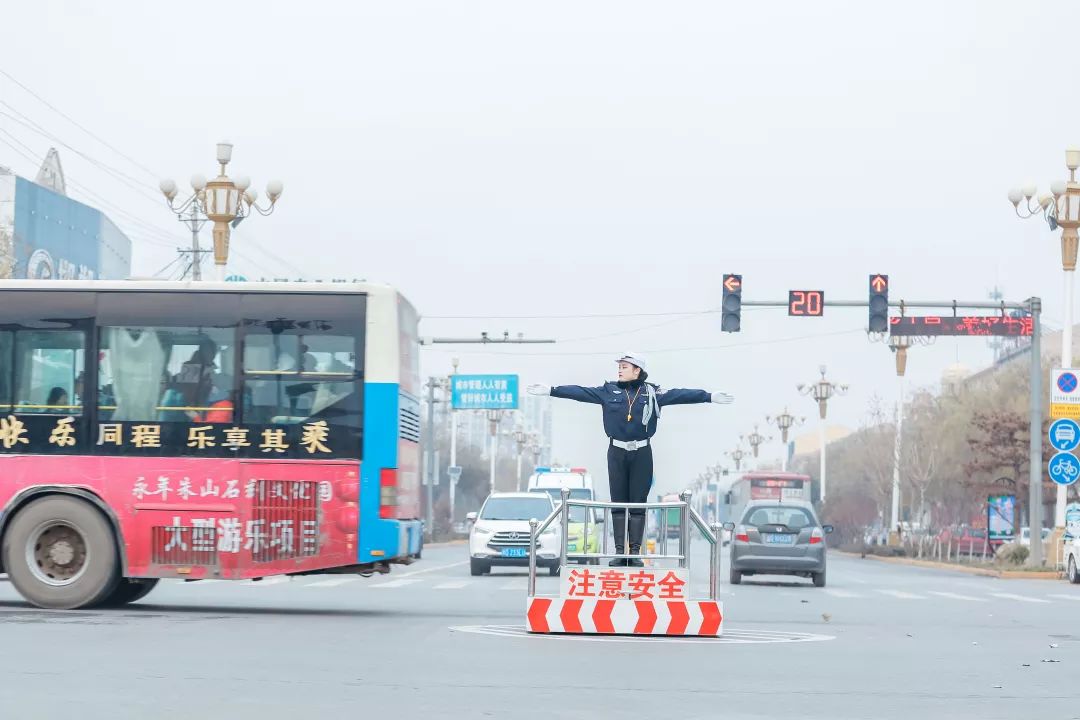 果敢女交警图片