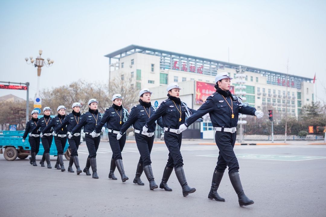 果敢女交警图片