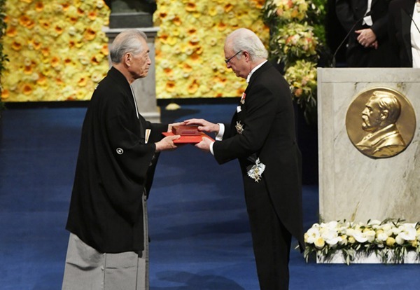 日本諾貝爾獎獲得者本庶佑身穿和服出席頒獎禮 娛樂 第3張