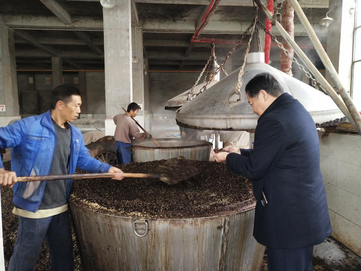 季汉生专程前往赤水河畔的茅台镇深入考察酱香酒文化