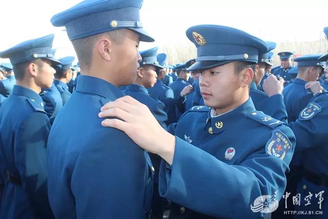 列兵你好空軍某新訓旅1000餘名新兵授予列兵軍銜