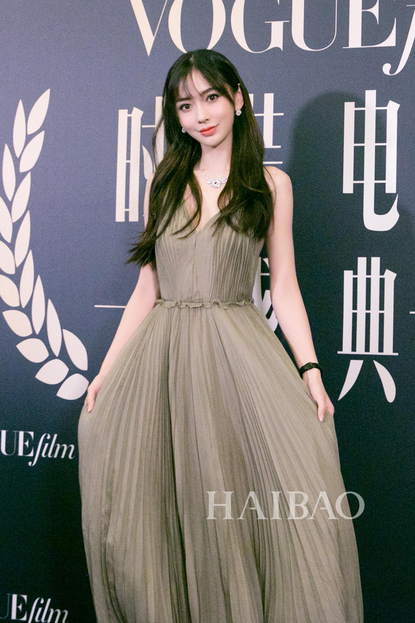 楊穎 (angelababy) 2018年11月7日身著迪奧 (dior) 禮服現身時尚活動