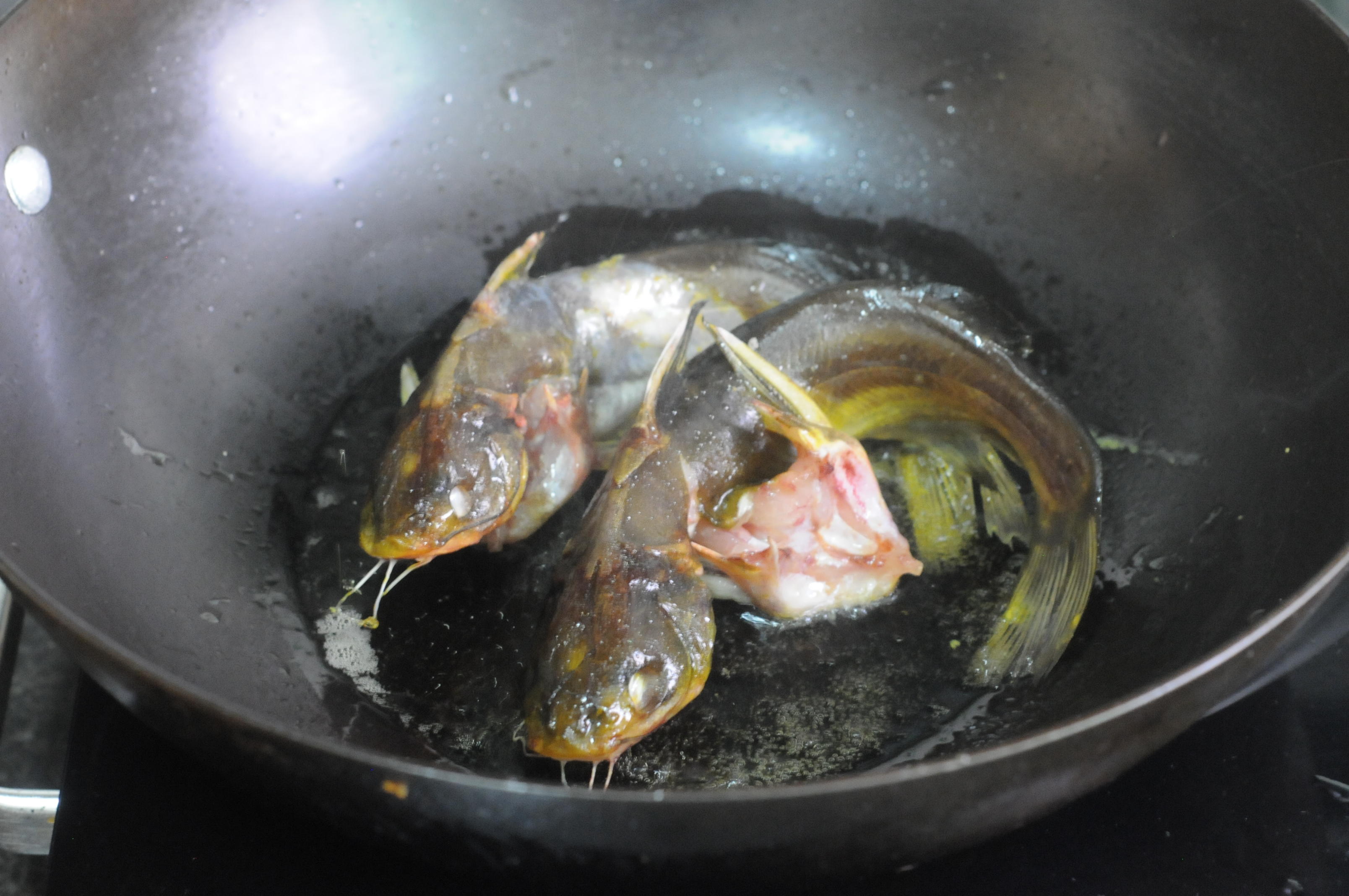 白萝卜洗干净后切丝,姜也切丝,葱切花新鲜的黄刺鱼处理干净,去掉肚子