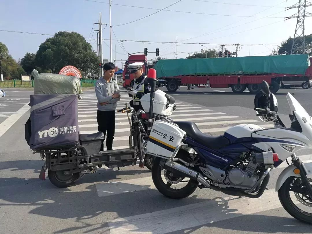 京东圆通申通天天百世顺丰德邦等快递小哥因超载被罚公安交警部门提示