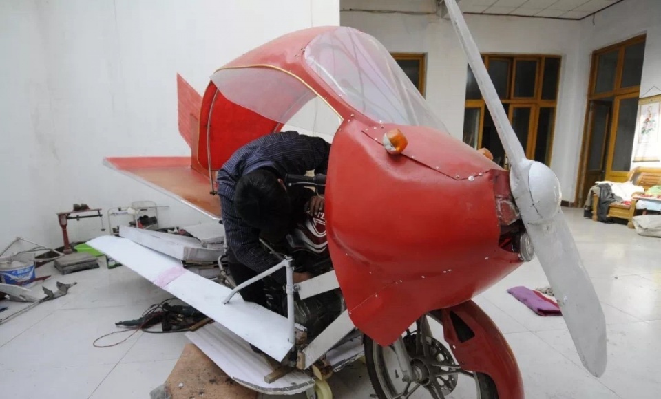 济南农民耗时6年花费两千元用摩托改造出飞机却无奈飞不起来