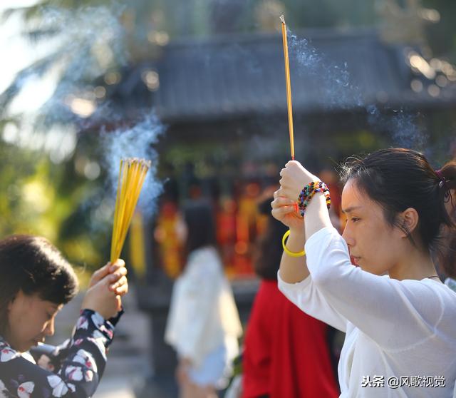 许多人都去过寺庙烧过香拜过佛,但是烧香礼佛的真实意义是什么?