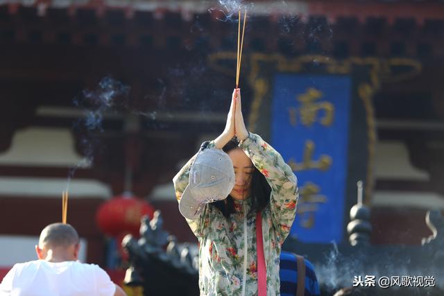 许多人都去过寺庙烧过香拜过佛,但是烧香礼佛的真实意义是什么?