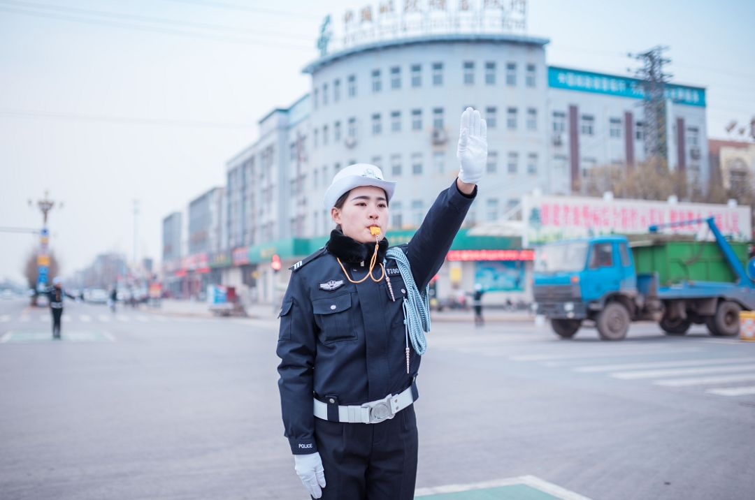 肥乡女交警亮相!一道果敢靓丽的风景线!高清大图抢先看!