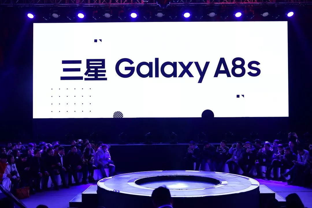 日下午,三星首款屏内摄像头手机——三星galaxy a8s,在北京正式发布