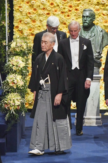 日本諾貝爾獎獲得者本庶佑身穿和服出席頒獎禮 娛樂 第5張