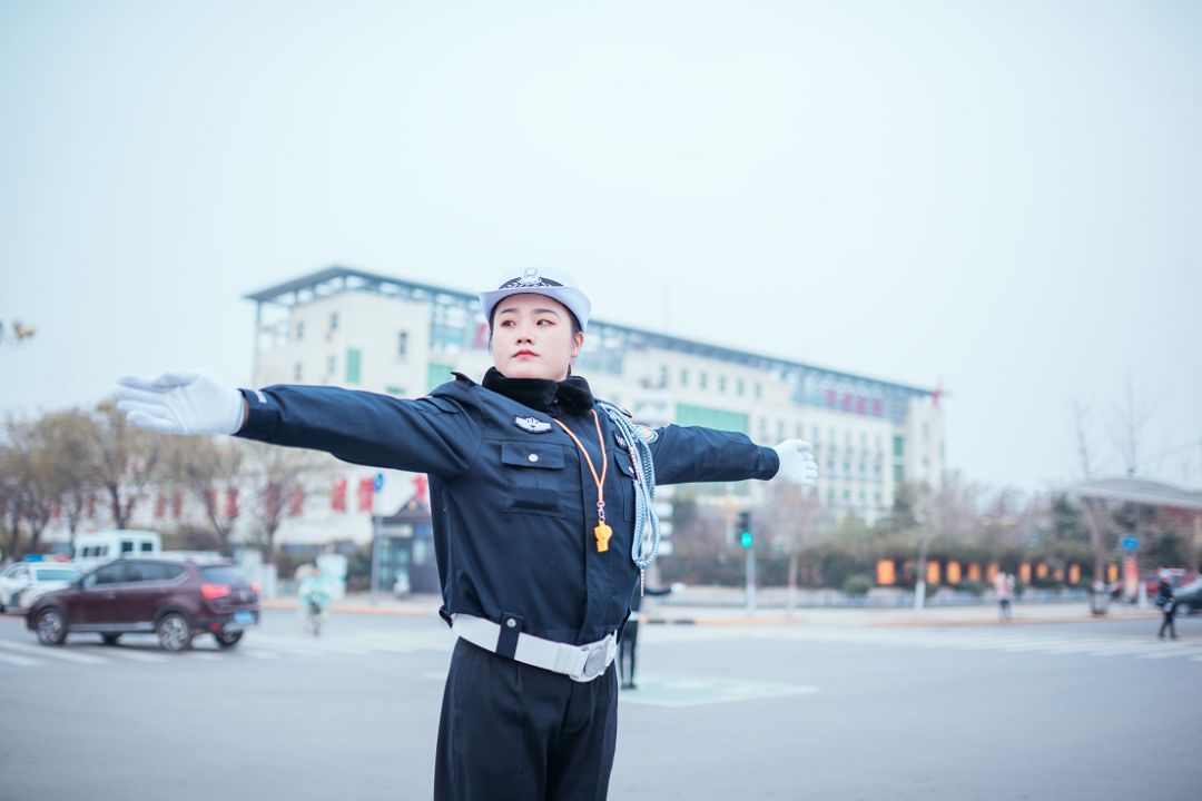 果敢女交警图片