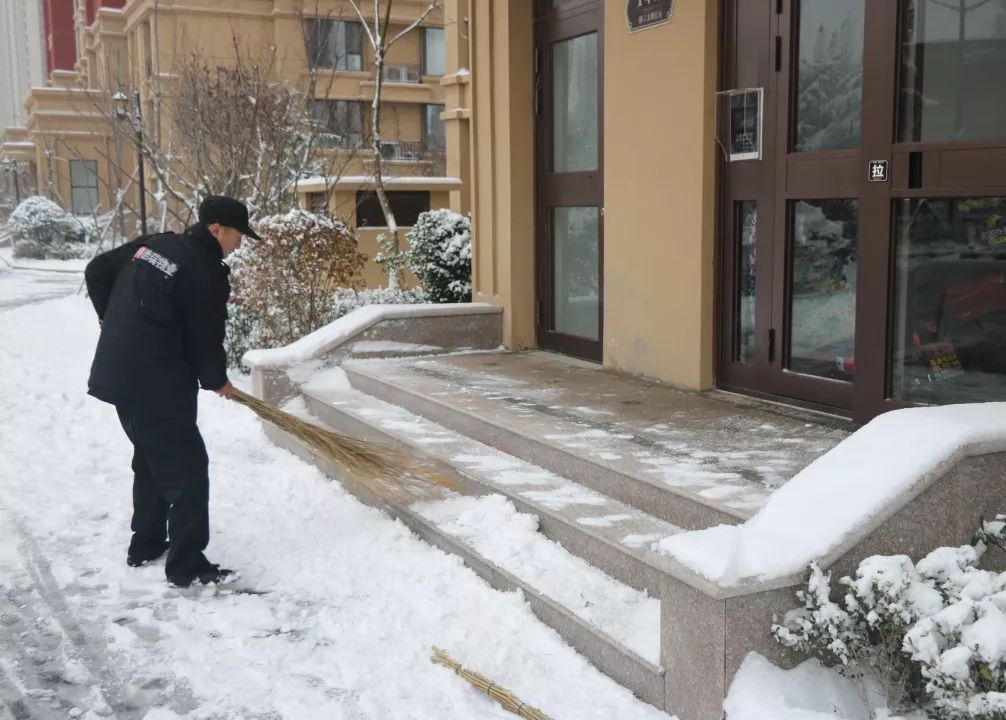 最美不過下雪天,溫暖不過物業人_除雪