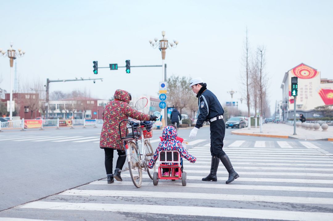 肥乡女交警亮相!一道果敢靓丽的风景线!高清大图抢先看!