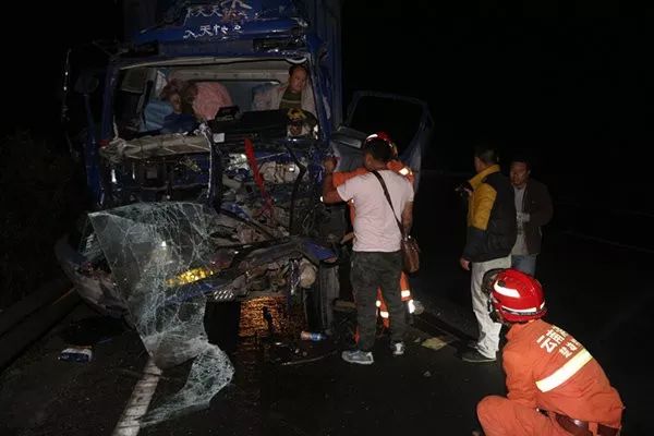 救援| 楚雄消防深夜營救車禍被困人員