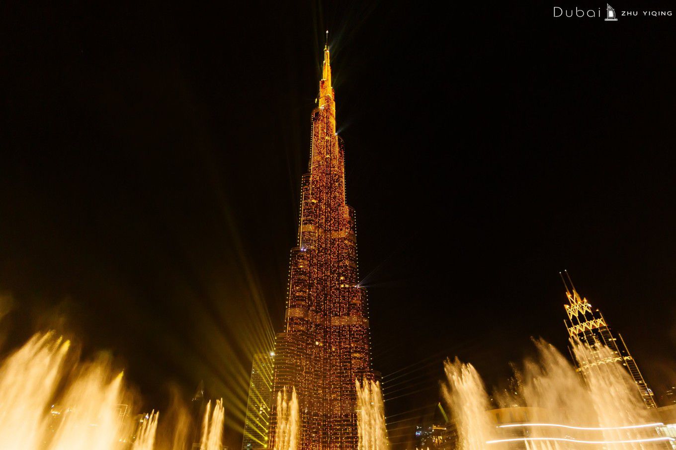 原创世界最壮观的音乐喷泉,水柱喷到50层楼高,迪拜这次又逆天了!