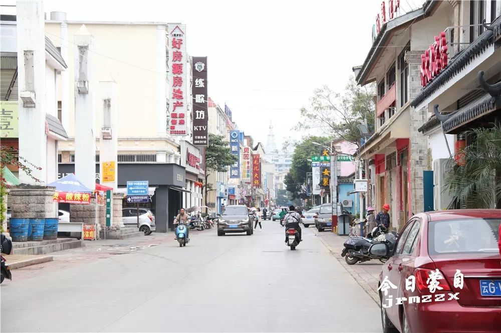 小编分别来到兴业路及锦华路,多询问了几家商铺和附近居民.