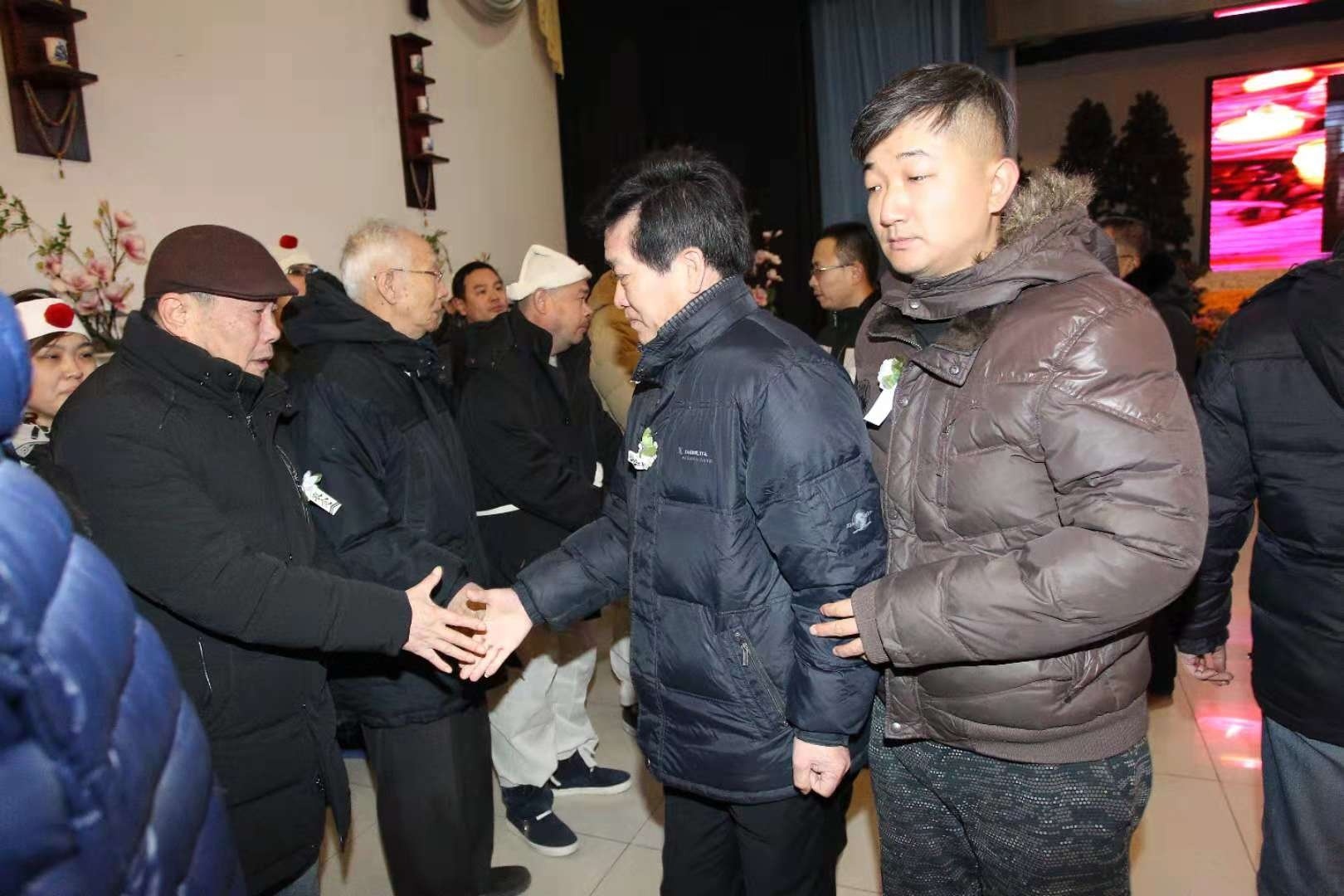 相声大师尹笑声追悼会在天津举办 徒弟孟维东捧遗像,侯耀华鞠躬